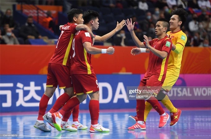 Niềm vui của đội tuyển Việt Nam khi rút ngắn tỷ số 1-2 của Đắc Huy