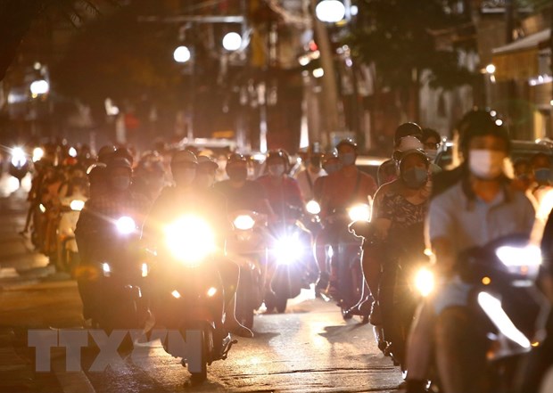 Người dân ào ra đường chơi Trung Thu ngay khi nới giãn cách xã hội