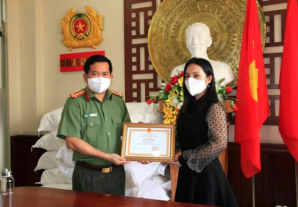 Giám đốc Công an tỉnh An Giang trao tặng giấy khen cho Giám đốc Công ty Hải Yến.