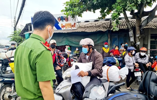 Lực lượng chức năng đang hướng dẫn người dân tập trung 1 chỗ.