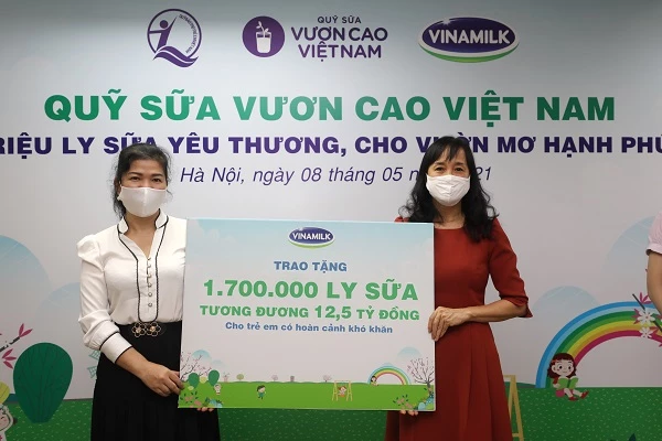 Trong năm 2020 và 2021, Vinamilk đã trao tặng tổng cộng 3,4 triệu ly sữa, tương đương 25 tỷ đồng thông qua Quỹ sữa Vươn cao Việt Nam.