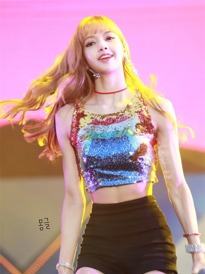 Lisa (BLACKPINK) xả ảnh hậu trường MV solo, kiểm chứng luôn vòng eo 51cm: Thực sự đẹp hiếm có hay gầy phát sợ? - Ảnh 5.