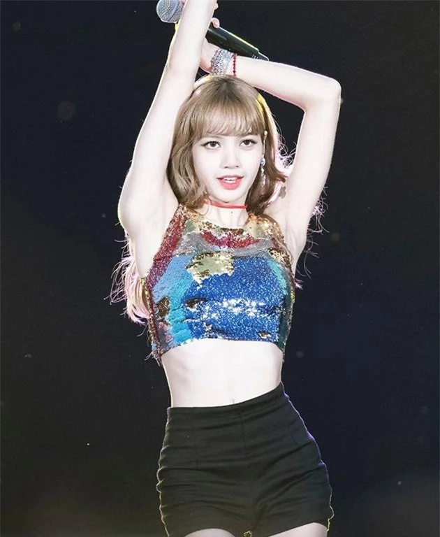 Lisa (BLACKPINK) xả ảnh hậu trường MV solo, kiểm chứng luôn vòng eo 51cm: Thực sự đẹp hiếm có hay gầy phát sợ? - Ảnh 6.