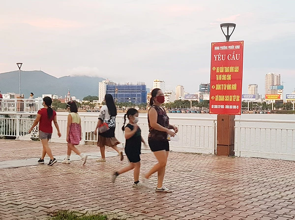 Người dân "vùng xanh" phường Phước Ninh (quận Hải Châu, Đà Nẵng) đã được đi tập thể dục trên vỉa hè tuyến đường Bạch Đằng ở bờ Tây sông Hàn