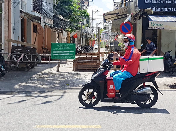 Mặc dù phường Thạc Gián (quận Thanh Khê, Đà Nẵng) đã là "vùng xanh" nhưng nhiều khu dân cư vẫn đang tiếp tục được rào chắn để kiểm soát chặt chẽ người ra vào