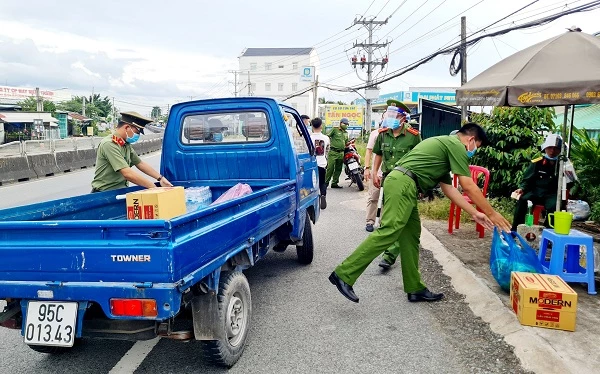 Làm nhiệm vụ trực chốt tại đây vận động đồ ăn, nước uống cho bà con bị kẹt lại.