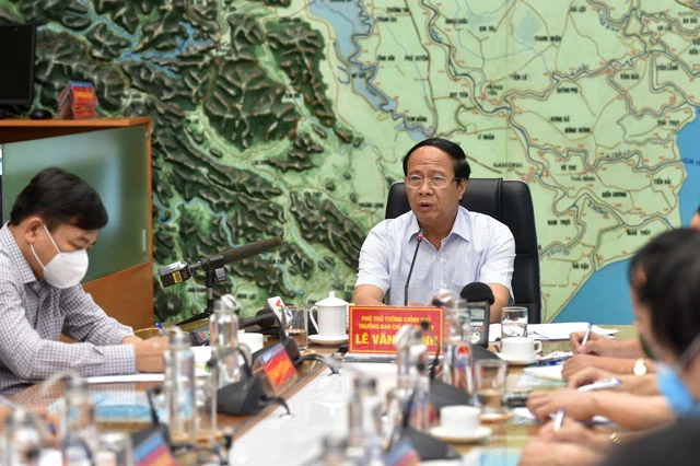 Phó Thủ tướng Lê Văn Thành: “Phải bám sát diễn biến cơn bão trong bối cảnh các địa phương đang có dịch COVID-19”. Ảnh: VGP/Đức Tuân