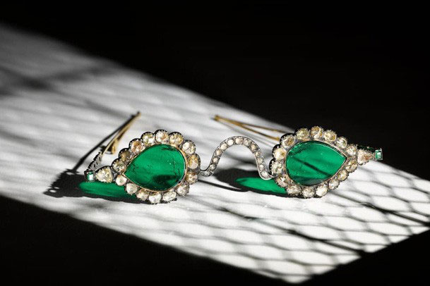 Cặp kính “trừ tà” từ thế kỷ 17 được đấu giá lên tới 13.5 triệu USD