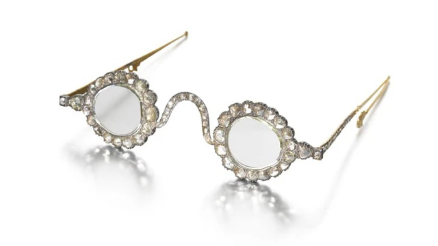 Các nhà khoa học cho rằng, mắt kính của "Vầng hào quang" được cắt từ một viên kim cương 200 carat (Ảnh: CNN