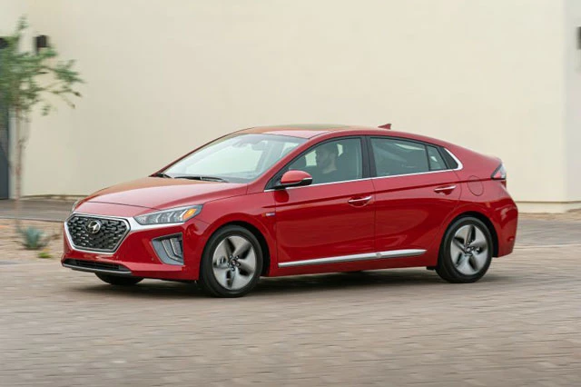 1. Hyundai Ioniq Hybrid 2021 (tổng quãng đường di chuyển khi đổ đầy bình xăng: 1.130 km).