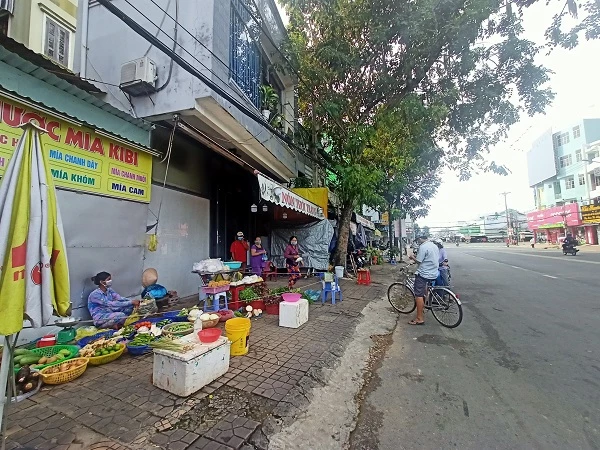 Chợ tự phát được mở bán, nhưng không khí ngày đầu vẫn chưa đông khách. 