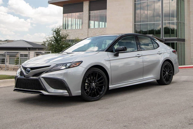 =2. Toyota Camry Hybrid 2022 (tổng quãng đường di chuyển khi đổ đầy bình xăng: 1.104 km).