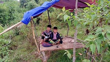Học sinh miền núi Nghệ An gian nan tìm con chữ giữa mùa dịch COVID-19