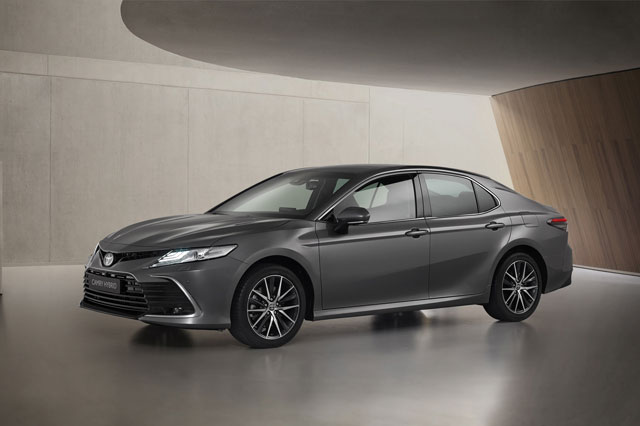 Top 10 xe hybrid có tầm hoạt động xa nhất: Toyota Camry góp mặt