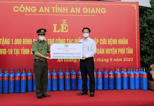 Công an tỉnh An Giang trao 2.000 bình oxy và 50 tấn gạo hỗ trợ công tác chống dịch 