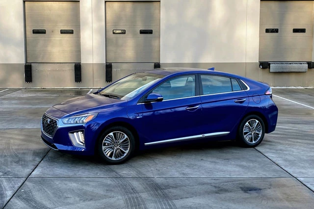 8. Hyundai Ioniq PHEV 2021 (tổng quãng đường di chuyển khi đổ đầy bình xăng: 998 km).