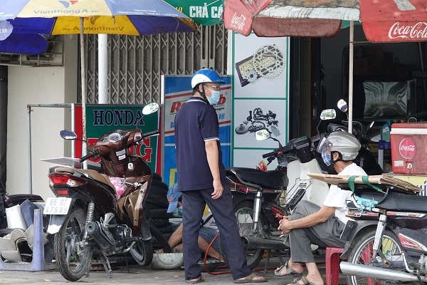 Tiệm sửa xe hoạt động trở lại, nhưng không được tập trung đông người.