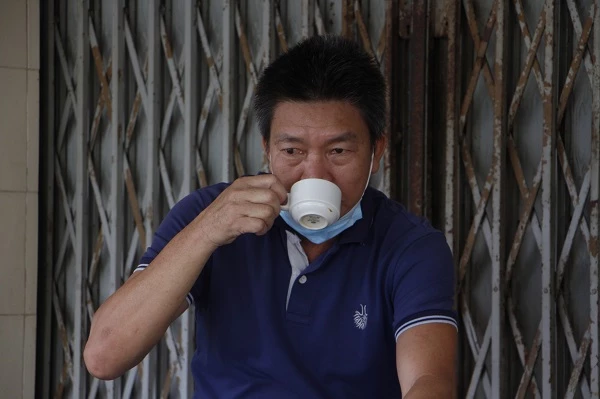  Sáng nay Anh Lê Phương Thành vẫn chỉ bắt bàn trước cửa nhà ngồi uống cà phê một mình như mỗi ngày. 