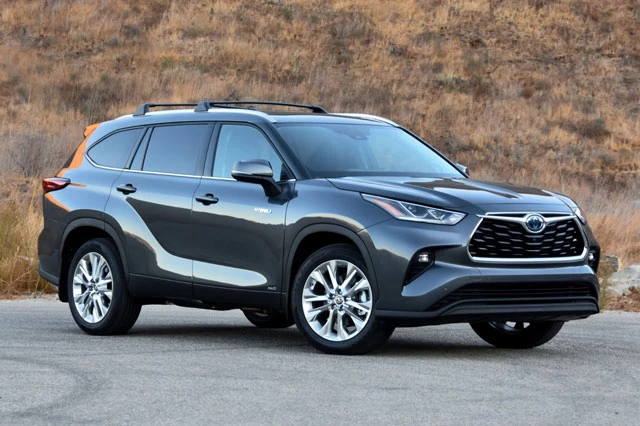 9. Toyota Highlander Hybrid 2021 (tổng quãng đường di chuyển khi đổ đầy bình xăng: 991 km).