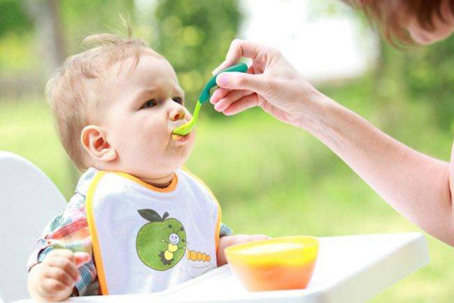 Mẹ đã biết cách cho bé ăn dặm lần đầu tiên hiệu quả chưa?