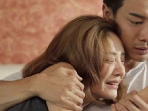 Một lần mang cơm trưa cho chồng, tôi chết điếng nghe được tiếng khóc nghẹn ngào sau cánh cửa phòng làm việc