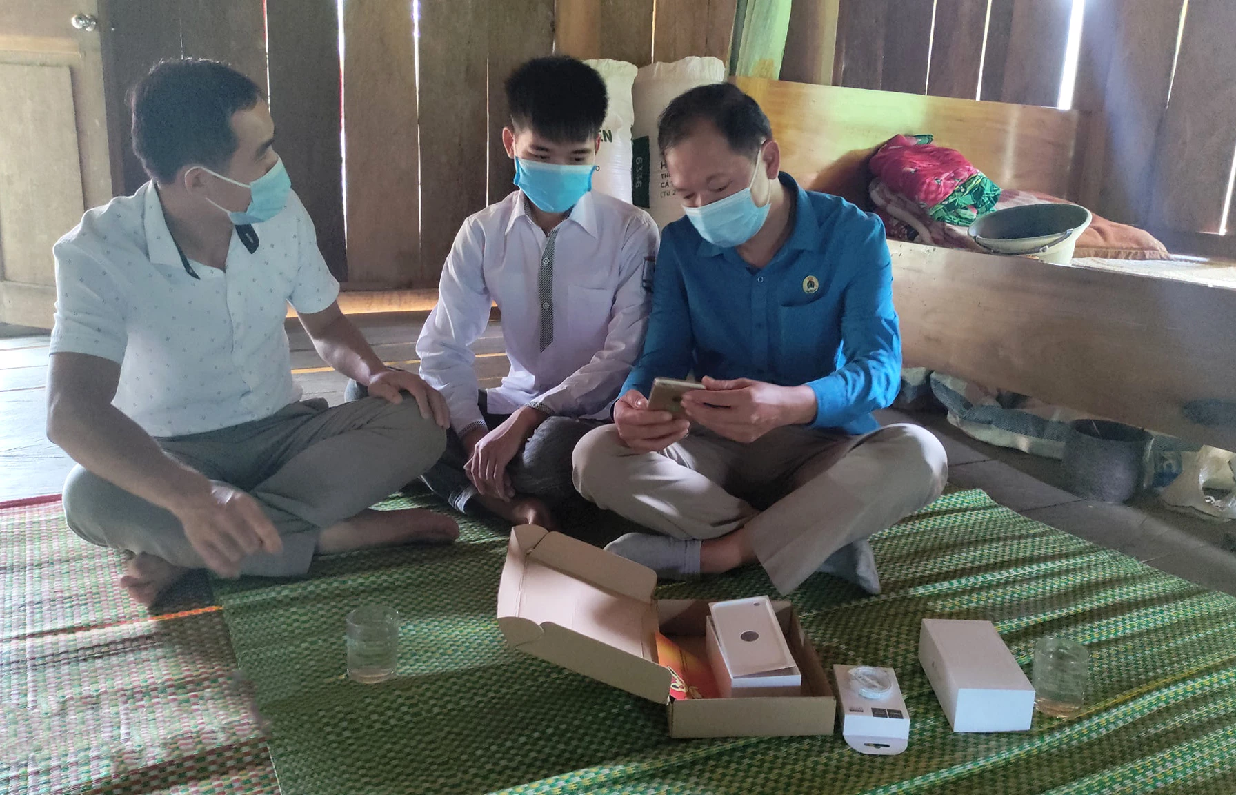 Nhiều học sinh mùi núi Nghệ An được tặng điện thoại để học online