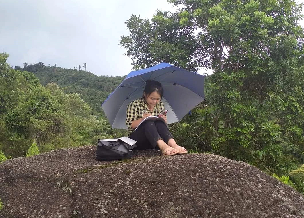 Học sinh miền núi Nghệ An phải lên đồi cao để hứng sóng học online.