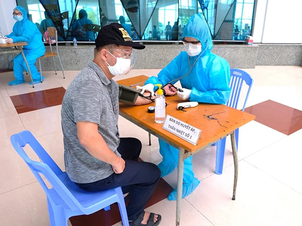 Người cao tuổi đến tiêm chhungr vaccine phòng COVID-19 tại Bệnh viện Ung bướu Đà Nẵng