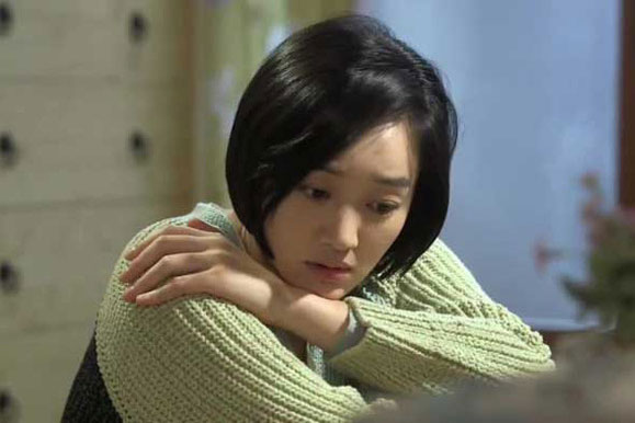 Người giúp việc lén lút kéo tôi đến một căn phòng và cho xem bí mật của bạn trai khiến tôi hoảng hốt bỏ chạy