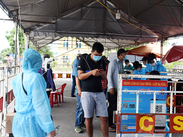 Đà Nẵng: Người dân rời thành phố được tạo điều kiện lưu thông qua chốt kiểm soát phòng, chống dịch