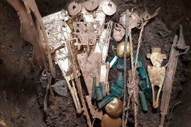 Hũ gốm 600 năm tuổi chứa đầy vàng bạc và ngọc lục bảo