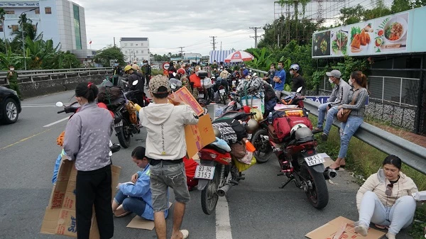 Ghi nhận chiều 25/9, rất đông người dân từ Long An, TP Hồ Chí Minh bị kẹt tại cửa ngõ Hậu Giang.