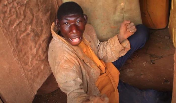 Chàng trai khuyết tật chỉ thích sống trong rừng ở Rwanda