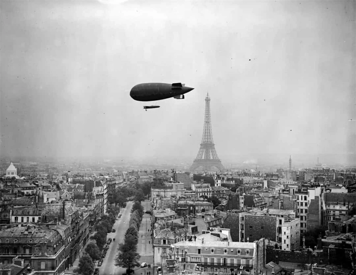 Một khinh khí cầu đang bay trên bầu trời Paris, Pháp với Tháp Eiffel ở phía sau vào tháng 7/1938.