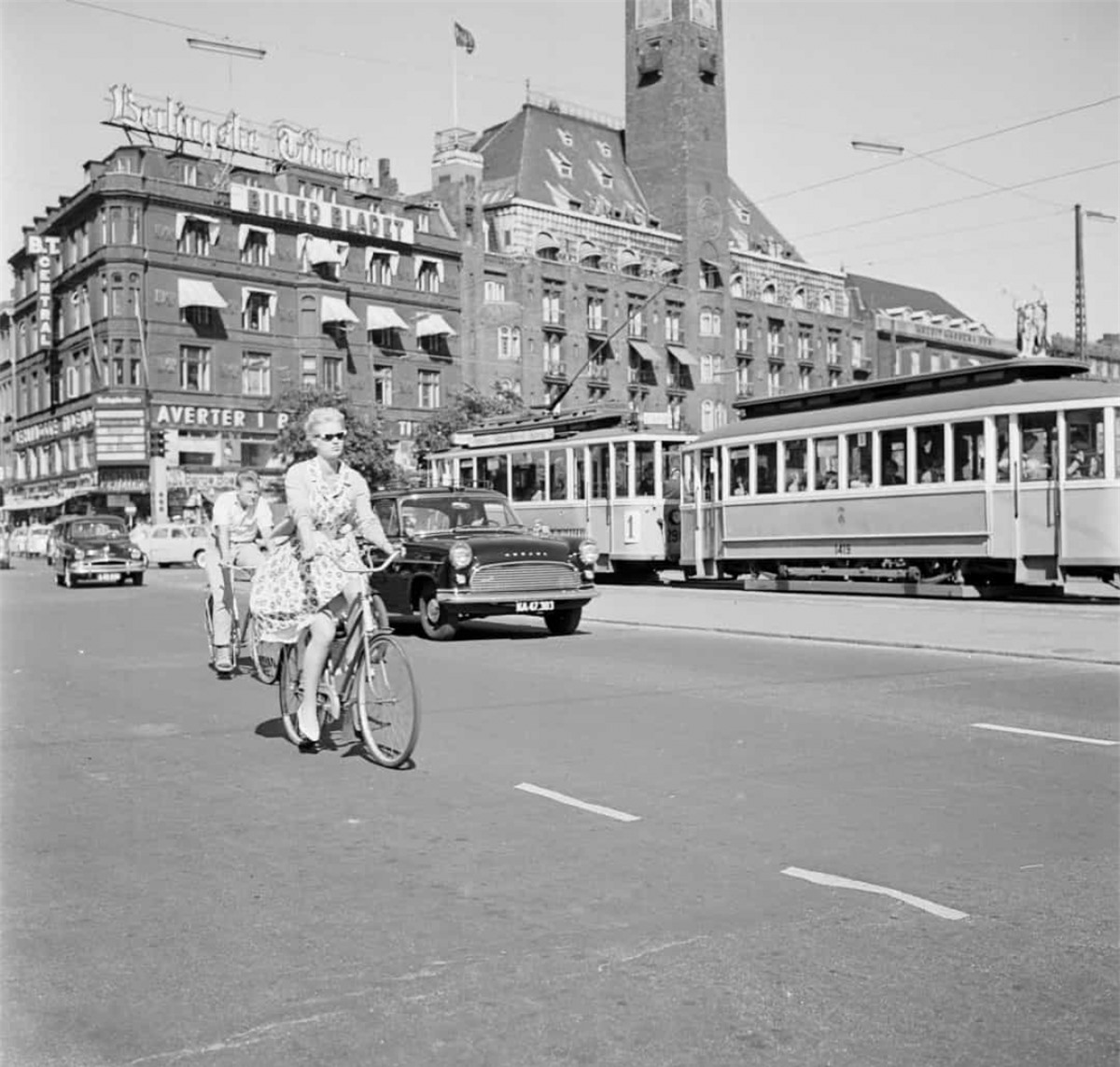 Một người phụ nữ đạp xe trên đường phố Copenhagen, Đan Mạch năm 1960.
