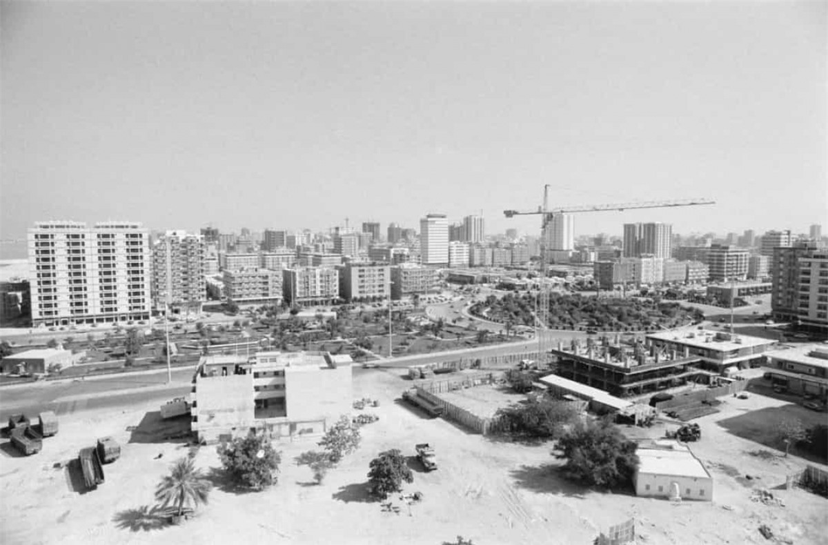 Vô số tòa nhà đang được xây dựng ở Abu Dhabi, thủ đô của Các Tiểu vương quốc Arab thống nhất (UAE) năm 1978.