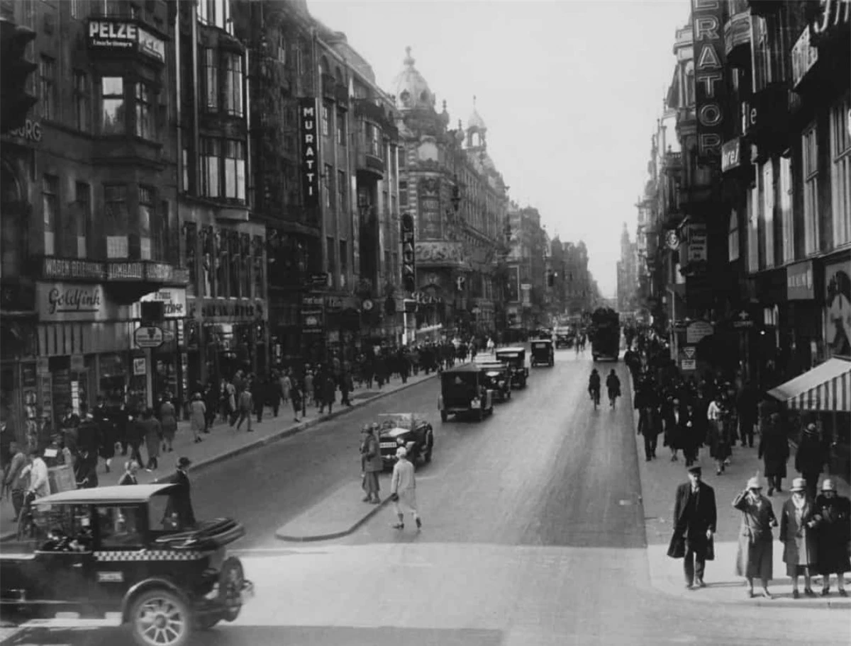 Friedrichstrasse hay Friedrich là một con phố và con đường lớn nhất nổi tiếng ở trung tâm thủ đô Berlin của Đức năm 1925.