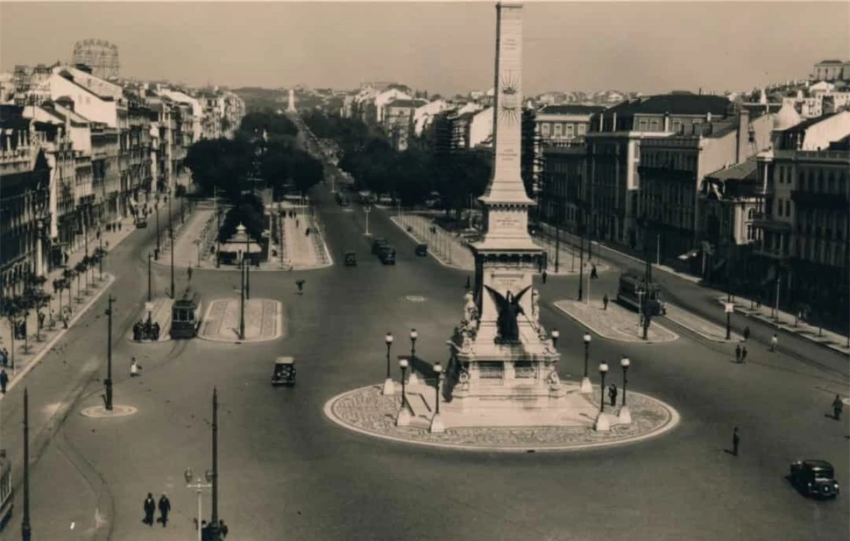 Avenida da Liberdade là một đại lộ quan trọng ở trung tâm Lisbon, Bồ Đào Nha. Hình ảnh này được chụp từ Khách sạn Avenida Palace năm 1936.