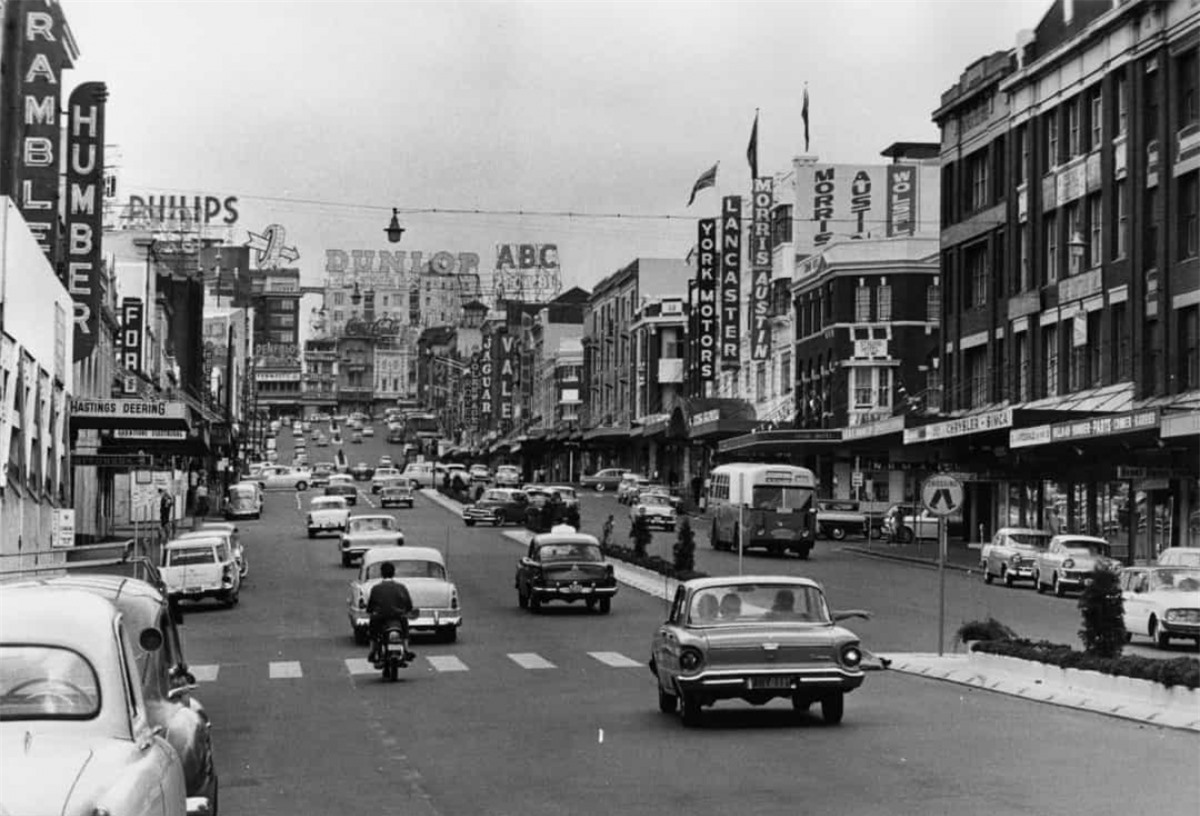 Đường phố Sydney, Australia tấp nập người và xe cộ trong bức ảnh được chụp vào tháng 3/1963.