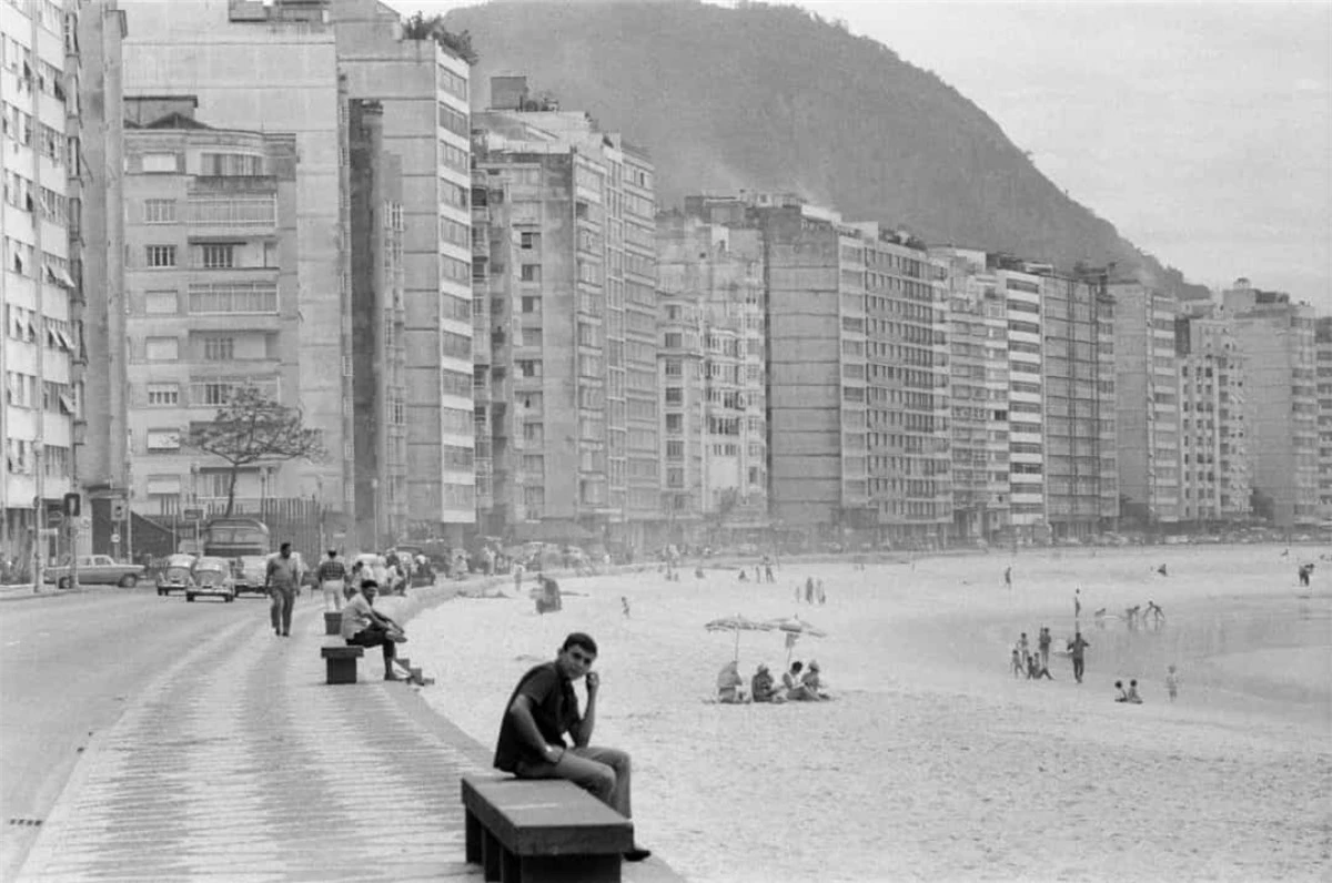 Bãi biển Copacabana nổi tiếng ở Rio de Janeiro, Brazil. Bức ảnh được chụp vào ngày 24/10/1968.