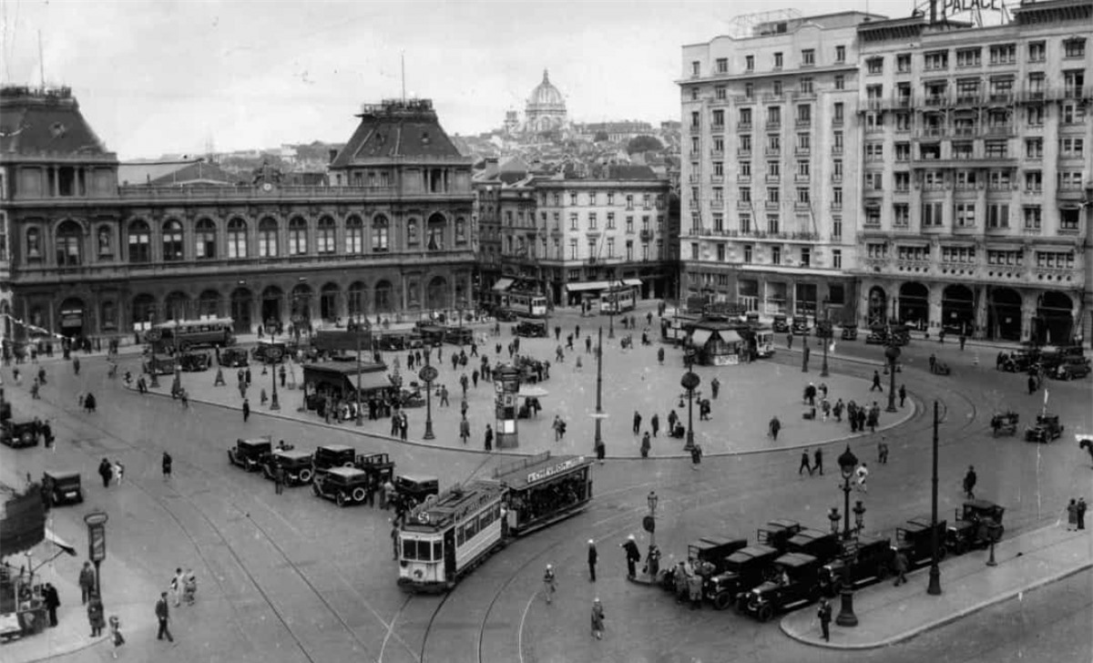Toàn cảnh quảng trường thành phố Brussels, Bỉ dẫn tới Ga Brussel-Noord năm 1940.