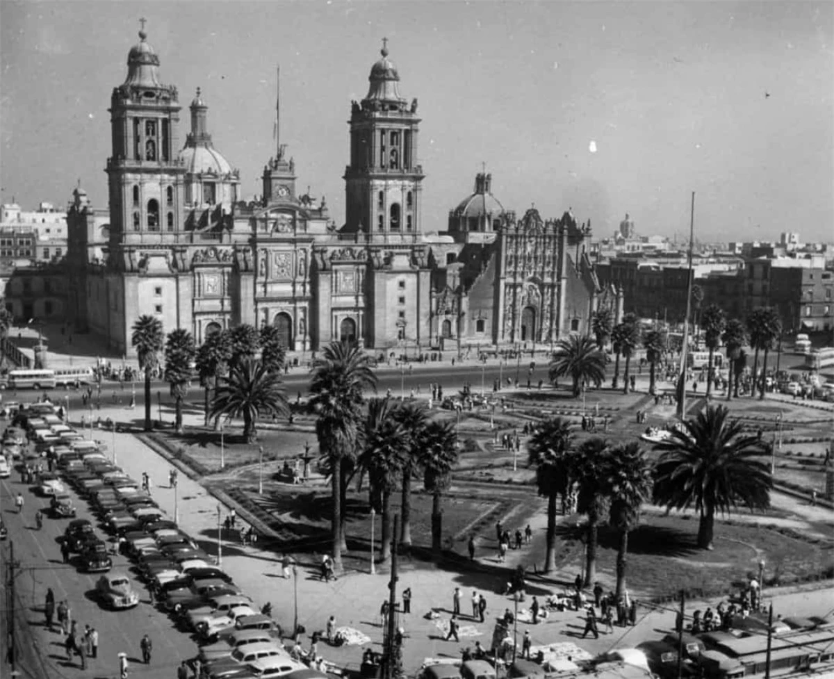 Nằm ở giữa trung tâm lịch sử của Thành phố Mexico, Zócalo là một trong những quảng trường lớn nhất thế giới. Bức ảnh trên ghi lại hình ảnh của địa điểm này vào năm 1955.