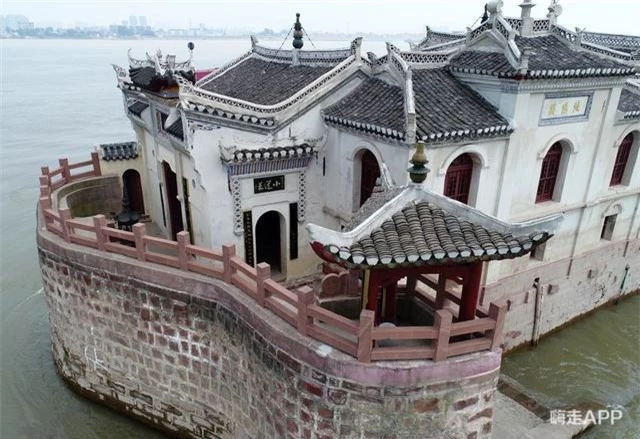 Ngôi chùa đứng vững giữa dòng sông dài nhất Trung Quốc, bất chấp đại hồng thủy suốt 700 năm: Bí mật gì bên dưới mặt nước? - Ảnh 1.