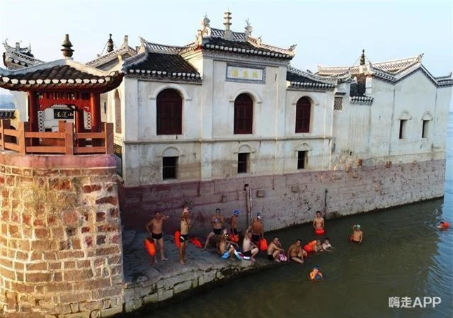 Ngôi chùa đứng vững giữa dòng sông dài nhất Trung Quốc, bất chấp đại hồng thủy suốt 700 năm: Bí mật gì bên dưới mặt nước? - Ảnh 9.