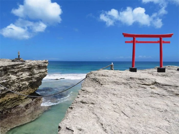 Những cổng trời bí ẩn nổi trên mặt nước ở Nhật Bản 6