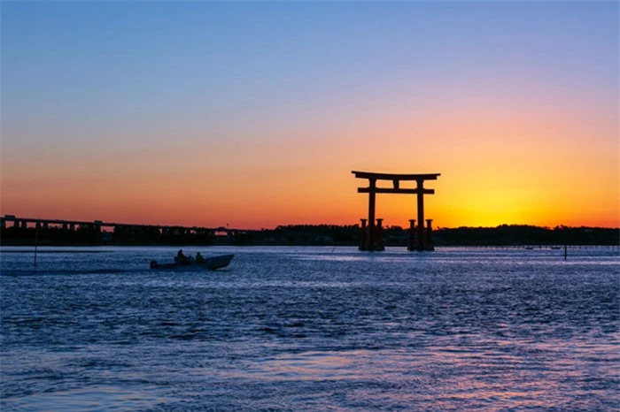 Những cổng trời bí ẩn nổi trên mặt nước ở Nhật Bản 7