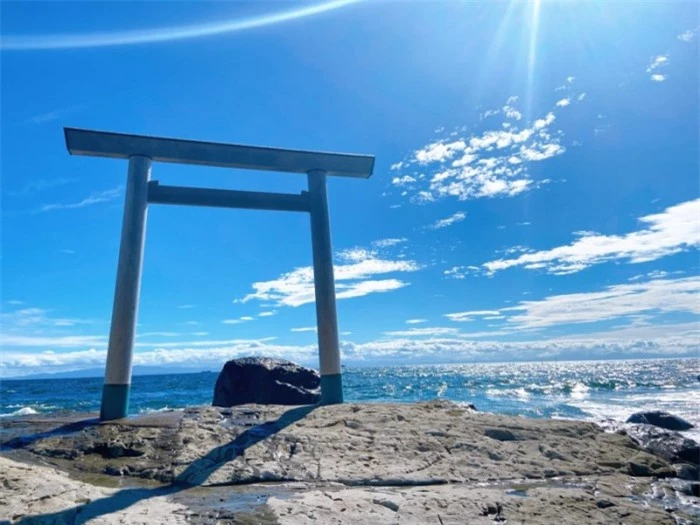Những cổng trời bí ẩn nổi trên mặt nước ở Nhật Bản 8