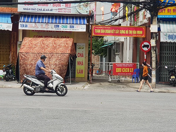 Hiện phường Thuận Phước (quận Hải Châu, Đà Nẵng) vẫn còn một số khu vực đang phải cách ly, phong tỏa để ngăn chặn lây lan dịch COVID-19