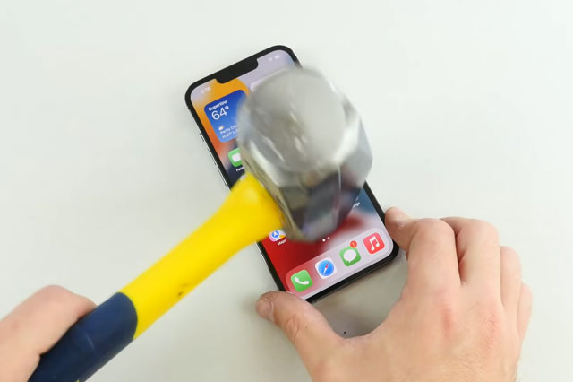 CLIP: Kiểm tra độ bền của iPhone 13 Pro bằng dao và búa
