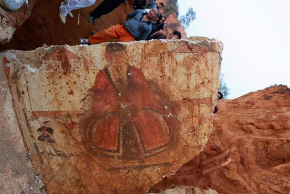 Cả gan nếm chất lỏng đỏ tanh nồng trong mộ cổ, anh nông dân suýt mất mạng oan: Dân làng lập tức báo cảnh sát